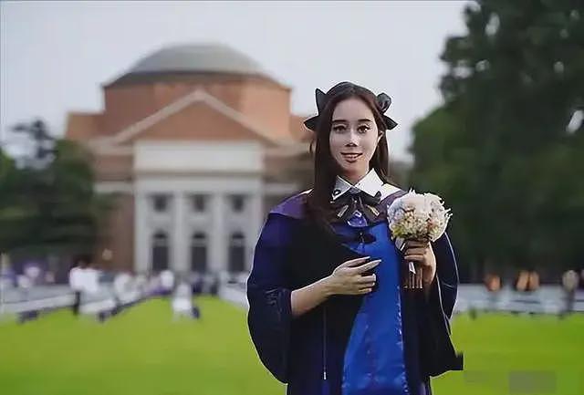 真不怪传闻,身价300亿的赌王千金何超欣,跟港姐利智长相神似(组图) - 20
