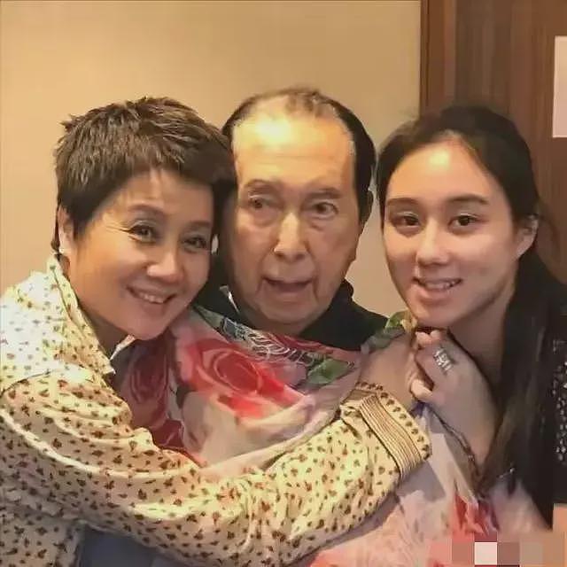 真不怪传闻,身价300亿的赌王千金何超欣,跟港姐利智长相神似(组图) - 6