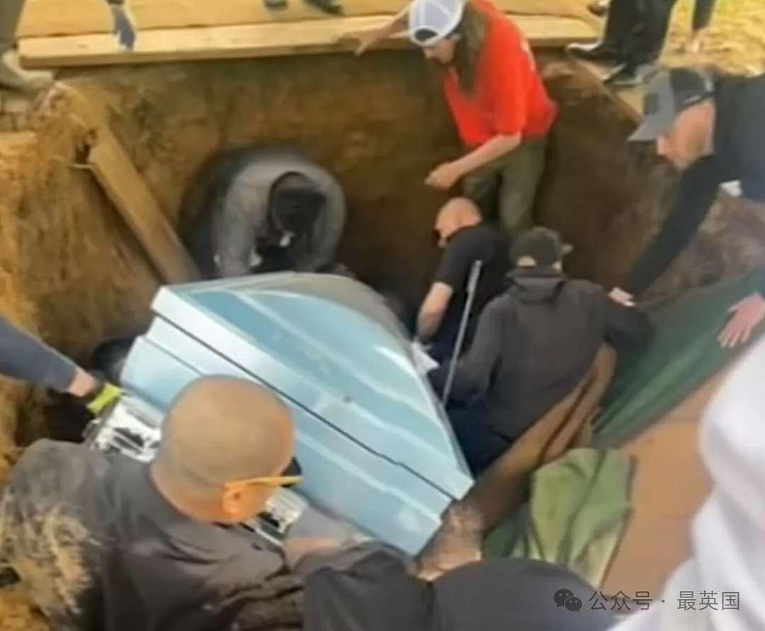 史上最离谱葬礼！扶灵人和全家连人带棺掉进墓坑，儿子被父亲棺木砸进坟墓当场昏迷…（组图） - 12
