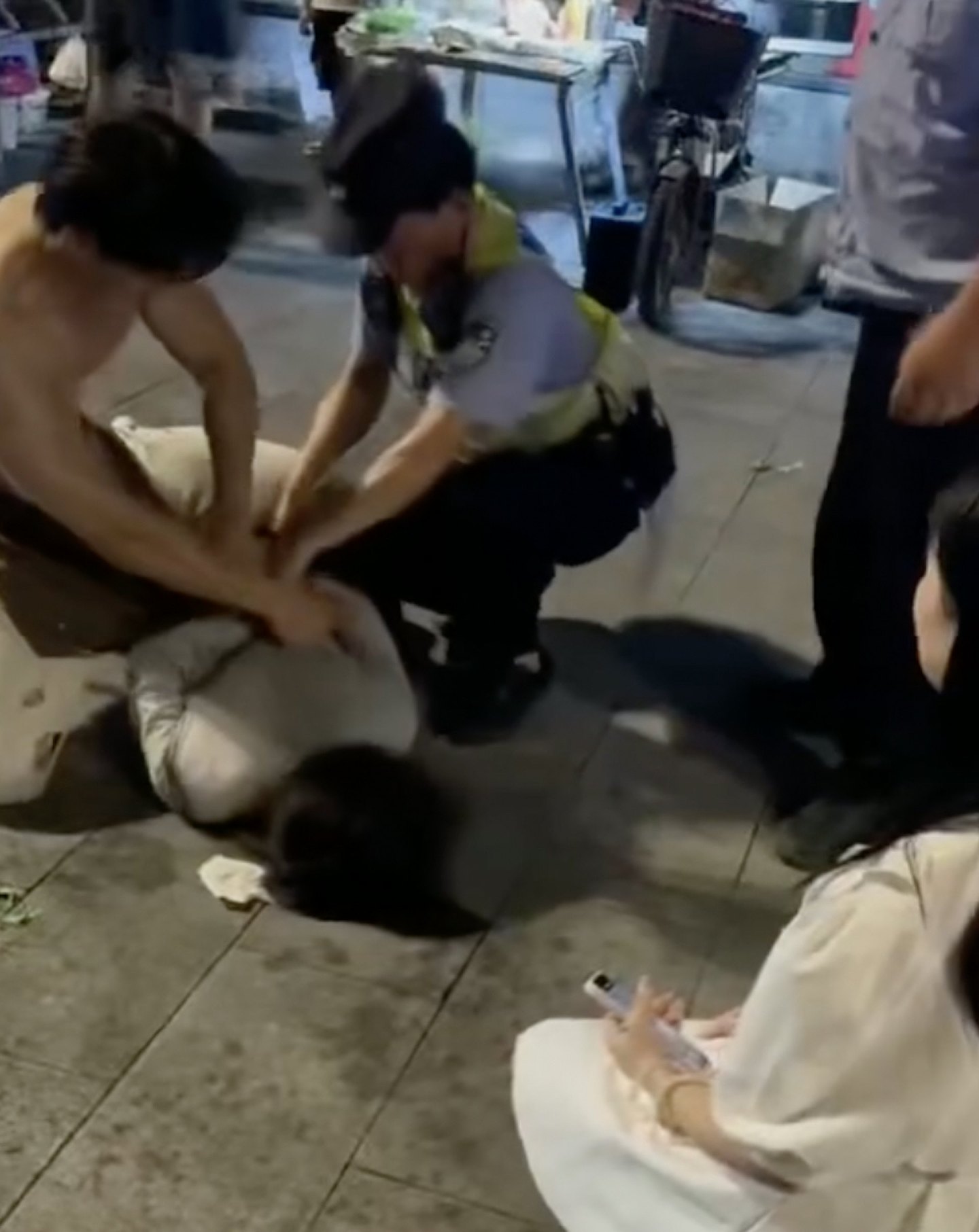 广州24岁女持刀尾随14岁少年，警方：女子确诊精神分裂（组图） - 3