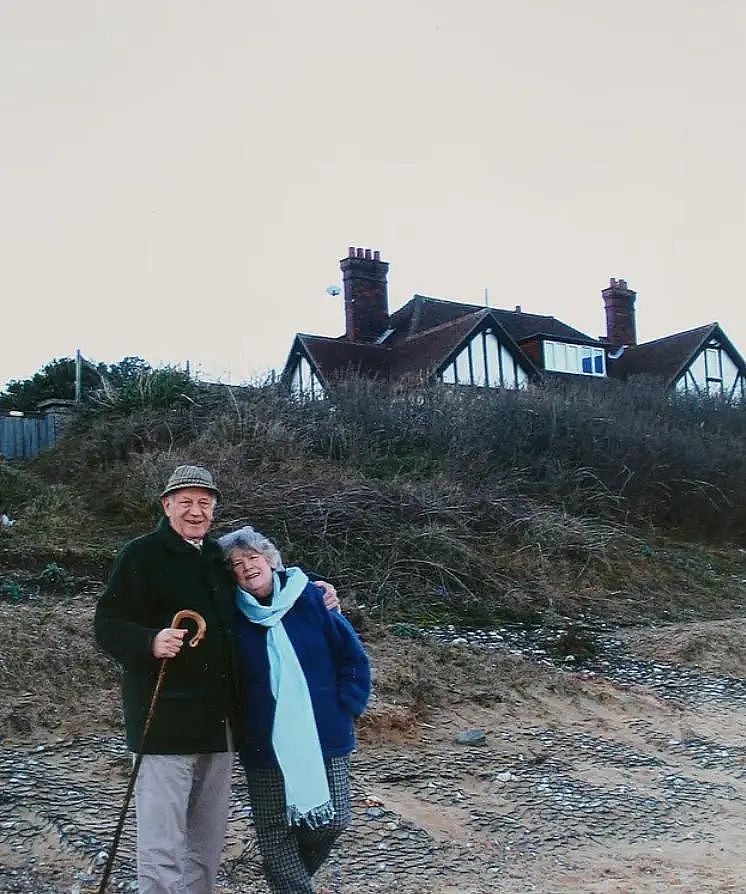 英国88岁老奶奶心痛表示：我住了25年的家快要掉进海里了！（组图） - 1
