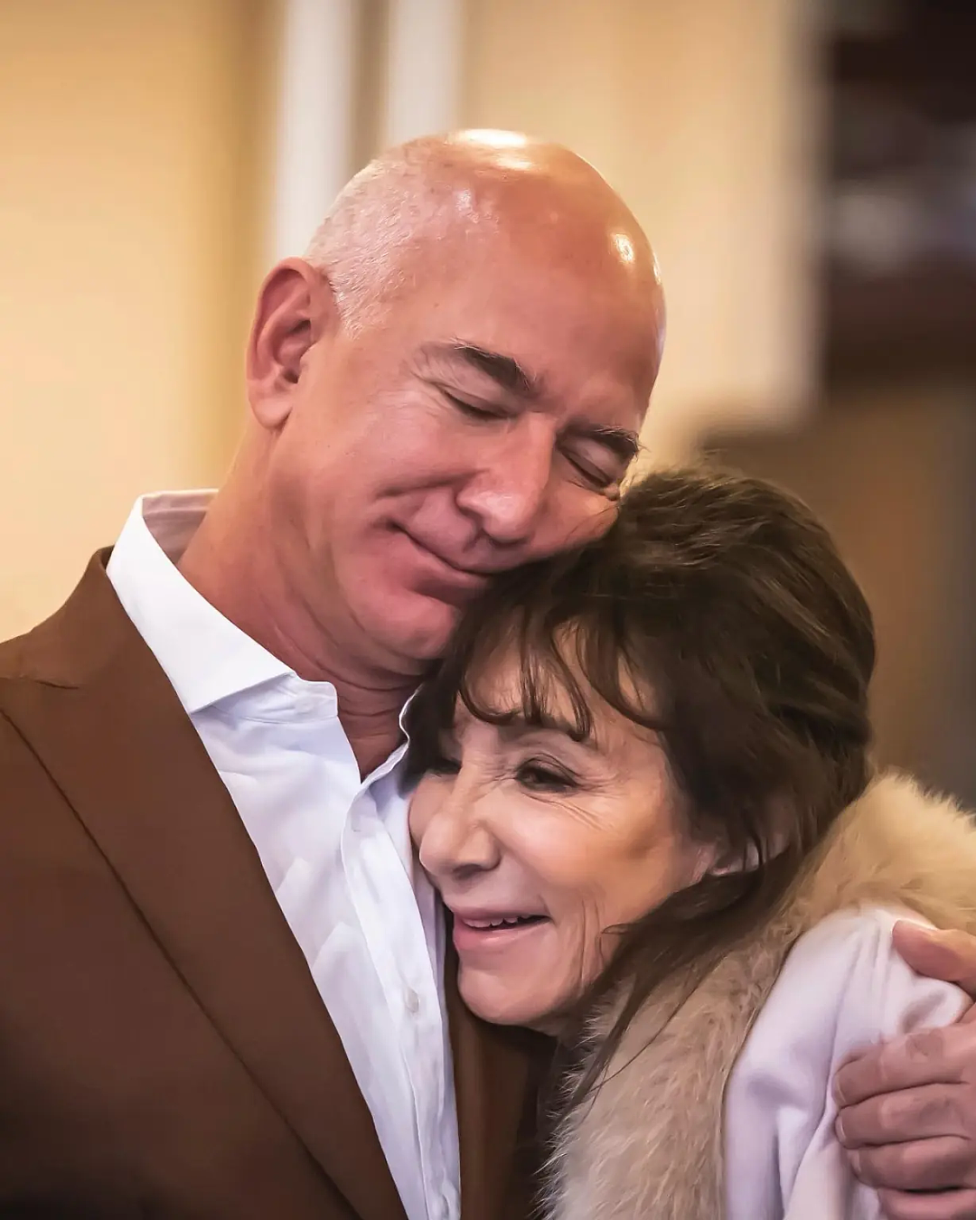 亿万富豪贝索斯母亲因痴呆症去世！17岁生娃受尽白眼，与二婚老公投资儿子助他成世界首富（组图） - 9