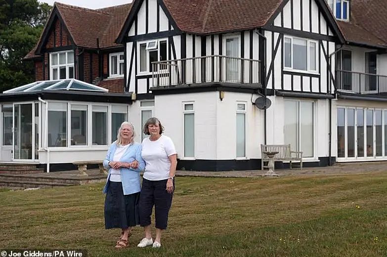 英国88岁老奶奶心痛表示：我住了25年的家快要掉进海里了！（组图） - 6