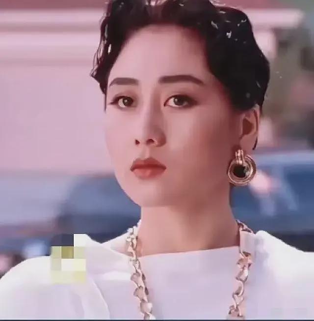真不怪传闻,身价300亿的赌王千金何超欣,跟港姐利智长相神似(组图) - 16