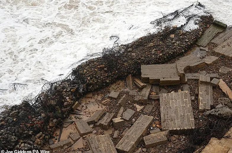 英国88岁老奶奶心痛表示：我住了25年的家快要掉进海里了！（组图） - 4
