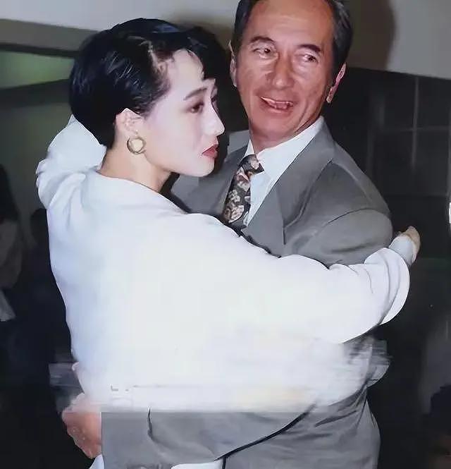 真不怪传闻,身价300亿的赌王千金何超欣,跟港姐利智长相神似(组图) - 9