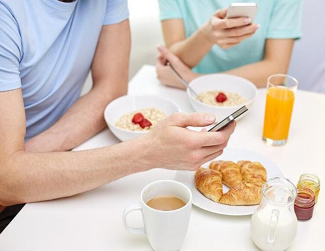 【健康】长期在睡前玩手机的人，会付出啥代价？医生：或要承担这4种痛苦（组图） - 8