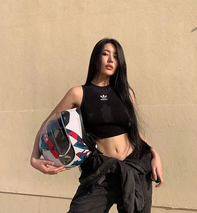 【美女】蜂腰翘臀大长腿、还有神仙颜值！最辣女司机让网友都沸腾了…（组图） - 3