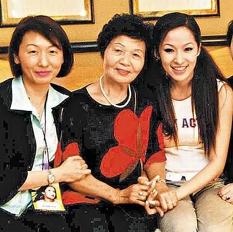 46岁萧亚轩刚复出，就被骂到一文不值（组图） - 14