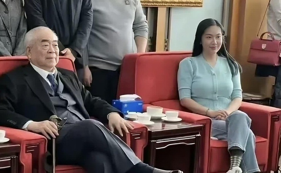 87岁的范曾也没想到，娶小自己50岁少妻的他，已然成了一个笑话（组图） - 27