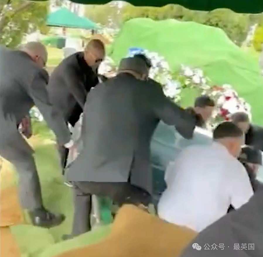 史上最离谱葬礼！扶灵人和全家连人带棺掉进墓坑，儿子被父亲棺木砸进坟墓当场昏迷…（组图） - 8