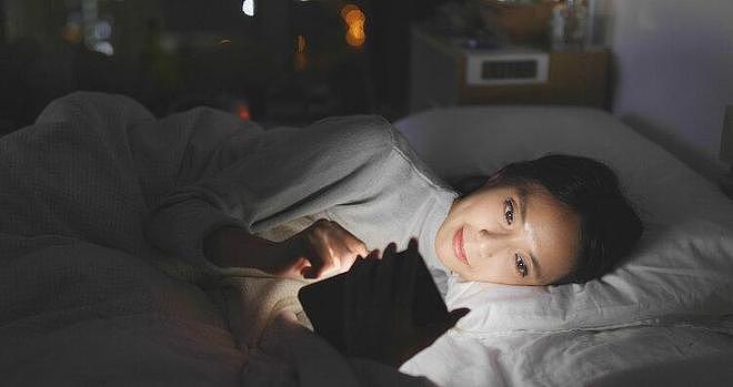 【健康】长期在睡前玩手机的人，会付出啥代价？医生：或要承担这4种痛苦（组图） - 3