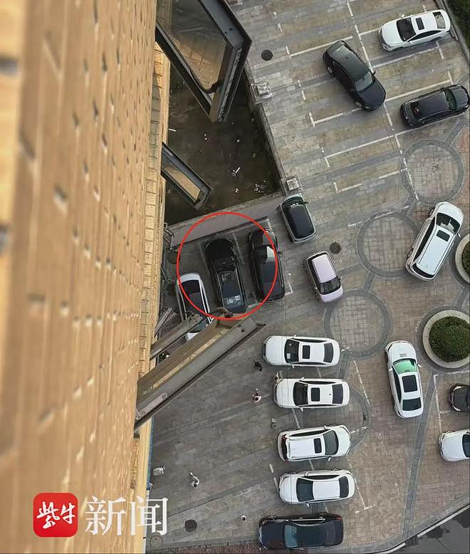 3岁娃从16楼电梯走道坠亡!母亲扔垃圾仅离开10分钟,家属质疑窗台低、无限位器、灭火器乱摆,物业只愿赔1万(组图) - 4