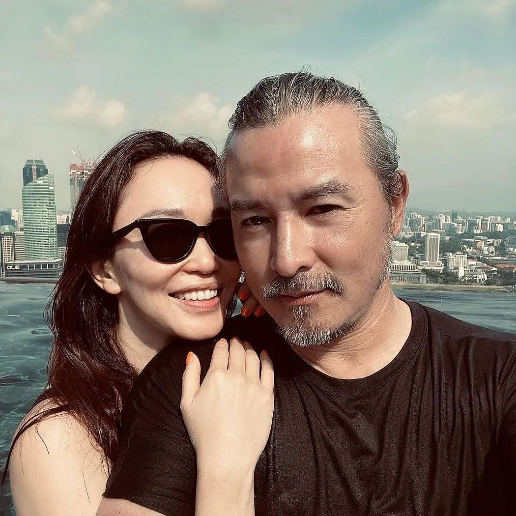 为入狱老公高龄产子？未成年爱上亿万富豪，谈11年不旺夫遭劈腿，又谈20年父女恋把老公熬成爷？（组图） - 2
