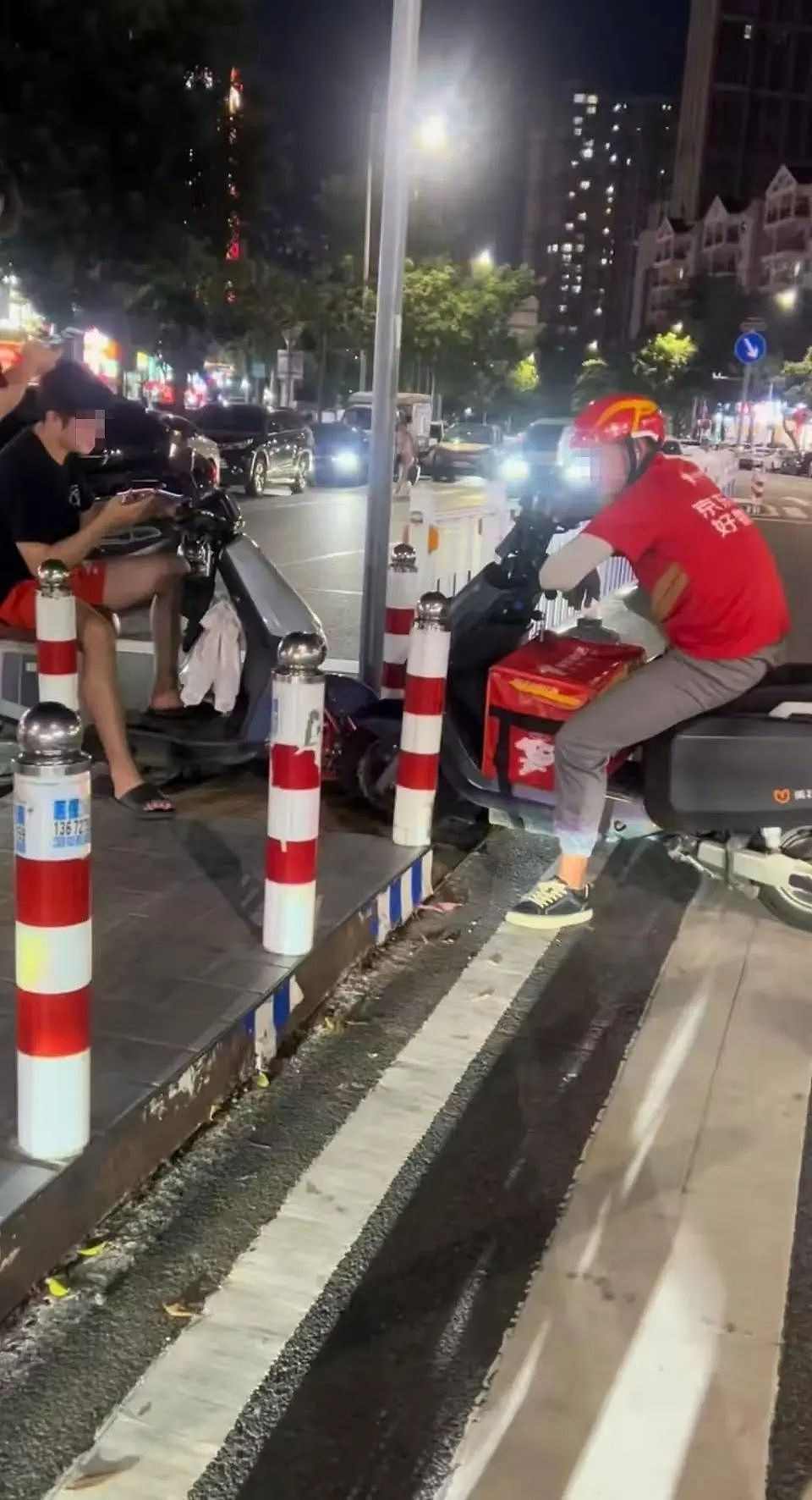 外卖小哥与男子骑电动车马路中间对峙4小时，“两人斗气谁都不想让”，视频显示从天亮僵持到晚上，当地交警回应（组图） - 2