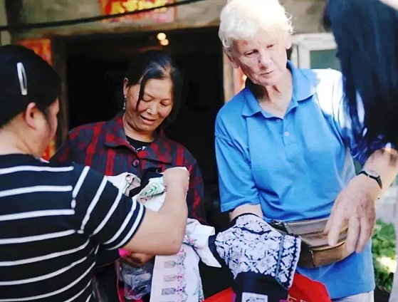 “英国不需要我”!80岁英国奶奶在成都住了17年,救了800多个中国家庭(组图) - 11