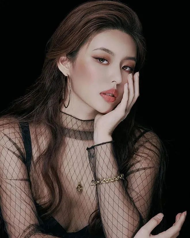 【美女】蜂腰翘臀大长腿、还有神仙颜值！最辣女司机让网友都沸腾了…（组图） - 13