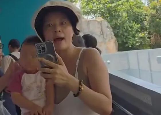 华人妈妈带娃插队,怒呛:“没有中国就没有你们国家...”言论引争议(视频/组图) - 1