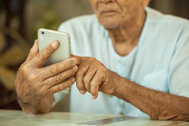 【健康】长期在睡前玩手机的人，会付出啥代价？医生：或要承担这4种痛苦（组图） - 7