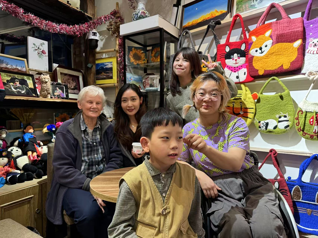 “英国不需要我”!80岁英国奶奶在成都住了17年,救了800多个中国家庭(组图) - 21