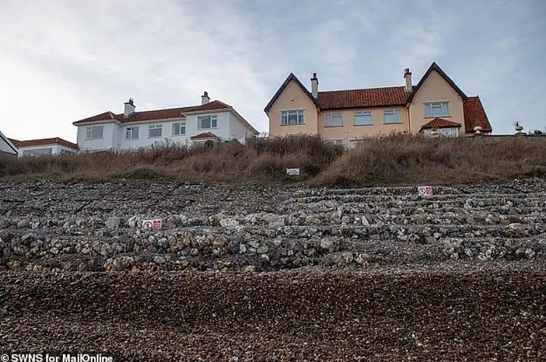 英国88岁老奶奶心痛表示：我住了25年的家快要掉进海里了！（组图） - 9