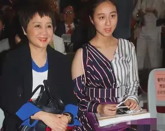 真不怪传闻,身价300亿的赌王千金何超欣,跟港姐利智长相神似(组图) - 13