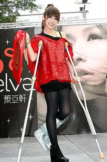 46岁萧亚轩刚复出，就被骂到一文不值（组图） - 8