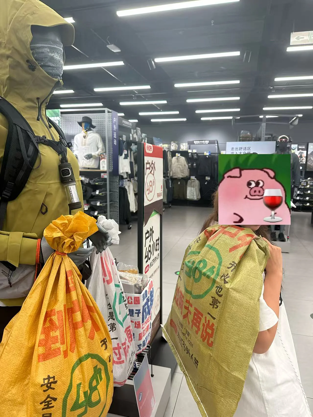 硬核配饰！迪卡侬推出“尿素袋”手包爆火！网友：巴黎世家，这盛世如你所愿？（组图） - 1