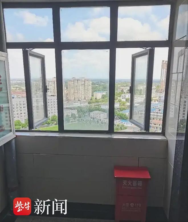 3岁娃从16楼电梯走道坠亡!母亲扔垃圾仅离开10分钟,家属质疑窗台低、无限位器、灭火器乱摆,物业只愿赔1万(组图) - 2