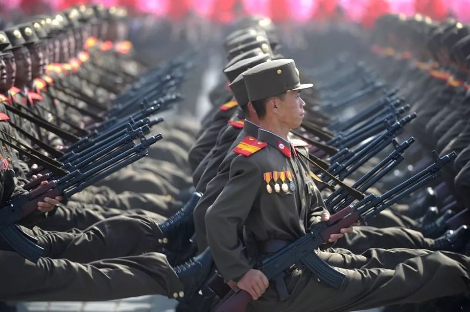 金正恩抚摸士兵遗像落泪，既给俄罗斯提了个醒，也给韩国敲响警钟（组图） - 2