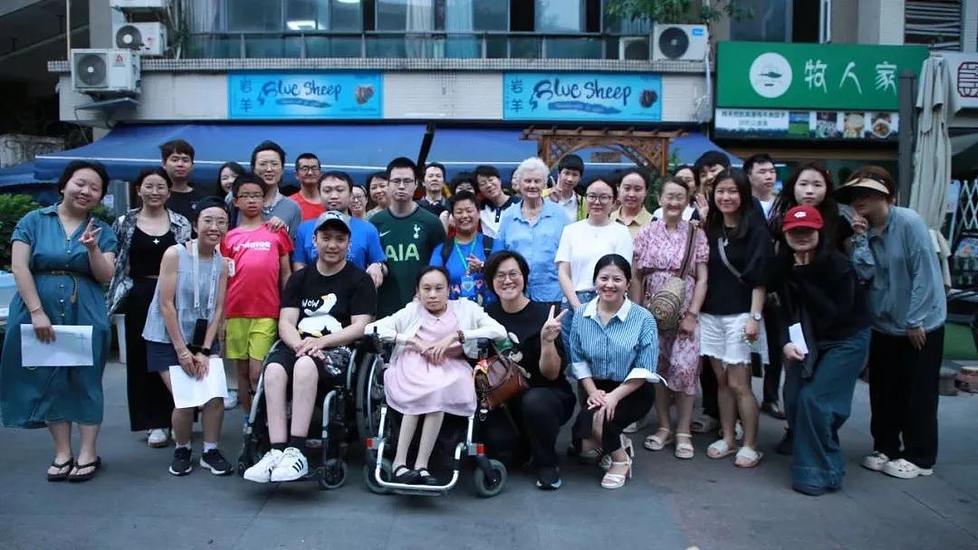 “英国不需要我”!80岁英国奶奶在成都住了17年,救了800多个中国家庭(组图) - 20