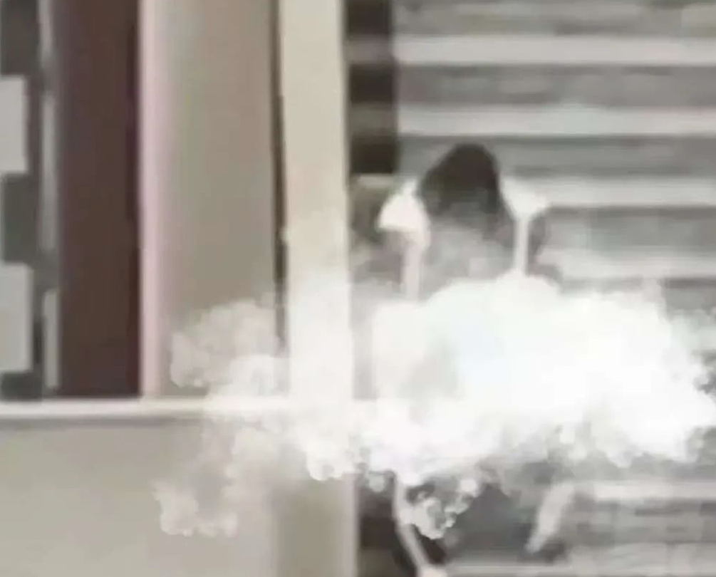 女孩朋友圈同步和男友亲密行为被举报，一看女孩这年龄评论区骂疯（组图） - 14