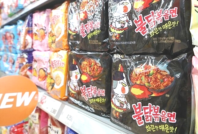 美女网红狂吃韩国火鸡面得胃溃疡索赔7000万！专家：有人辣到尿血、肾结石…（组图） - 12