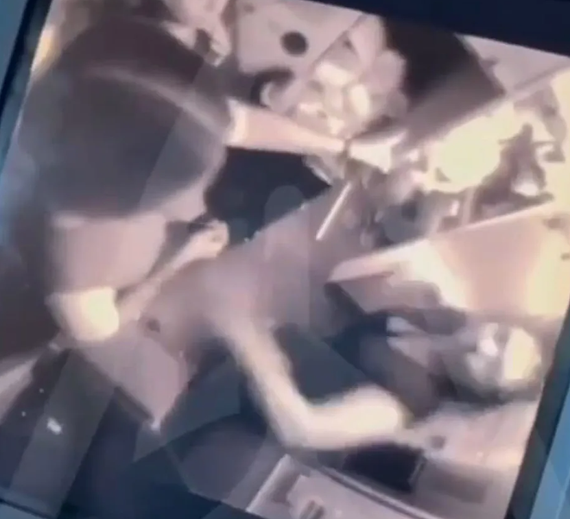 俄红发女“痛殴2名空姐”！只因被禁用手机秒暴走，恐怖画面曝光（组图） - 1