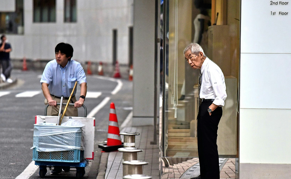 唏嘘！老人为省电不开空调中暑去世，家人收拾遗物时发现发霉17万美元存折（组图） - 1