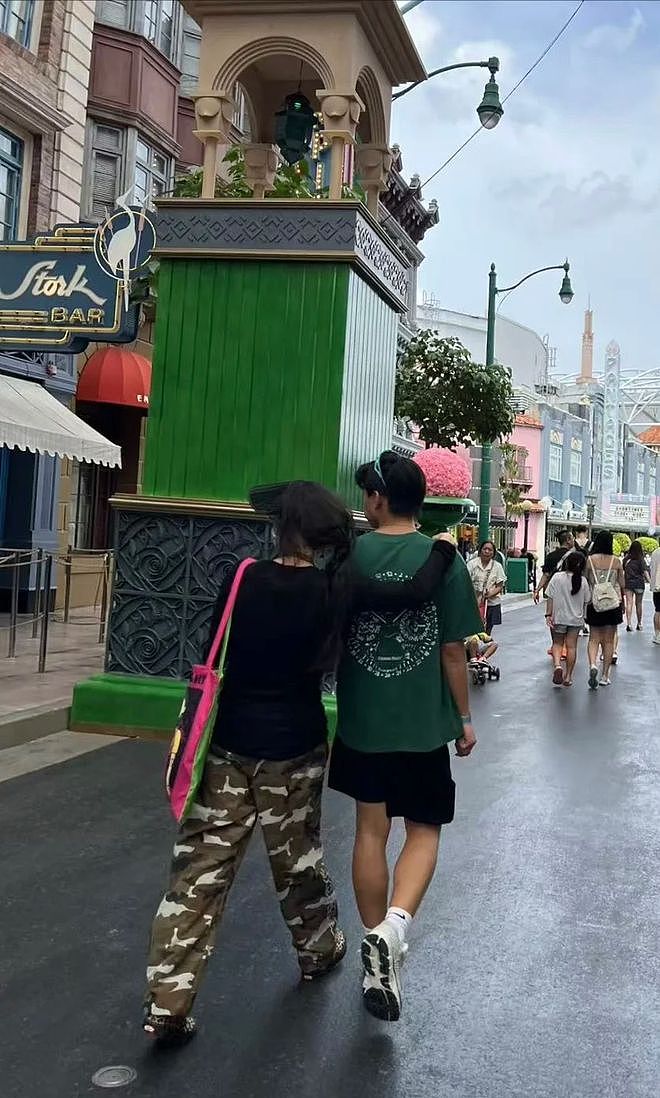 Lucas给谢霆锋拍照，父子俩硬帅看呆路人，和儿子走路与王菲不同（组图） - 16