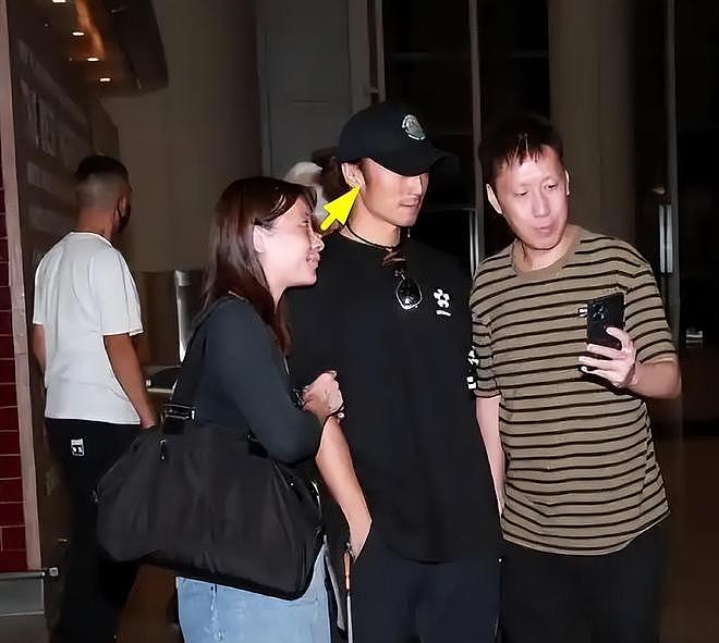 Lucas给谢霆锋拍照，父子俩硬帅看呆路人，和儿子走路与王菲不同（组图） - 13