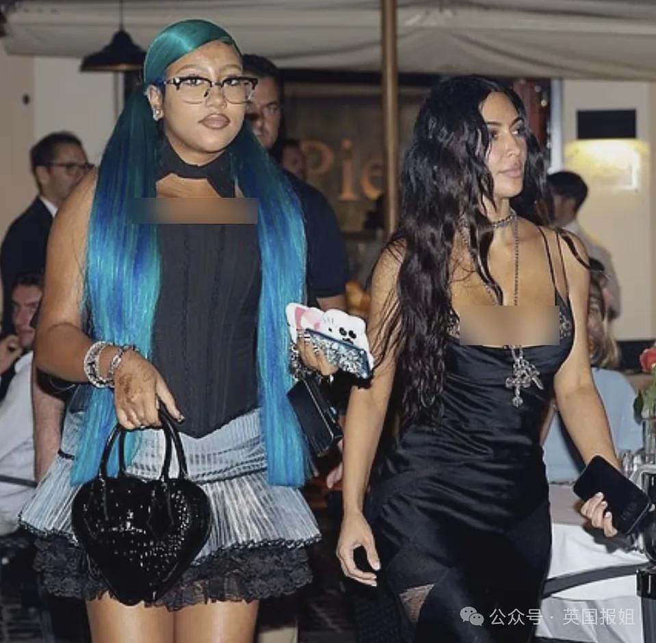 金卡戴珊和侃爷大女儿成熟穿搭震惊外网!网友痛骂打扮过于“卡戴珊化”:求求,她才12岁(组图) - 11