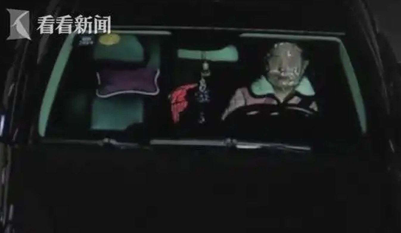 外籍教师高速公路戴面具吓人引热议,女子开车敷面膜也被惩处?(组图) - 3