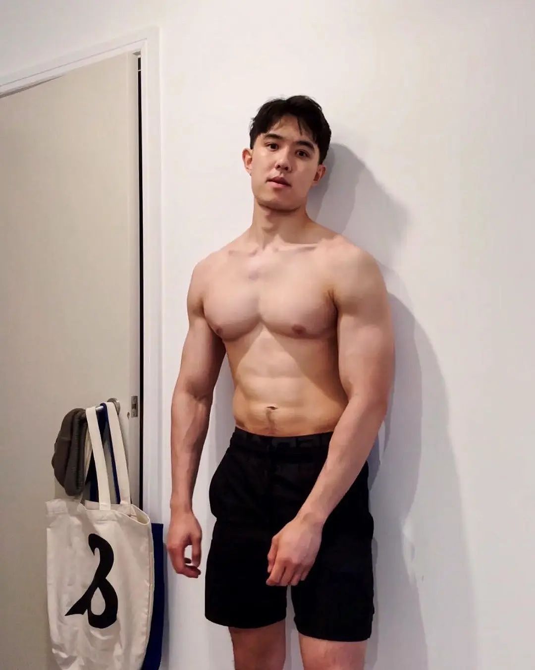 【帅哥】26岁英国健身达人，狂秀户外狼狗腰和扁平胸，这薄肌厚肉的身型吊打国内健身房（组图） - 8