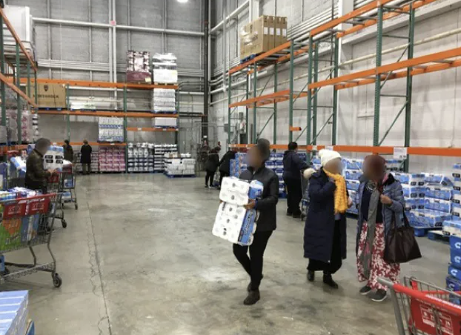 疯了!Costco惊现“卫生纸抢购潮“ 货架搬空,华人区已被抢光! 超市这些东西要降价(组图) - 2