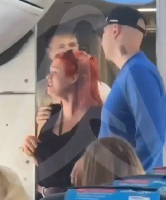 俄红发女“痛殴2名空姐”！只因被禁用手机秒暴走，恐怖画面曝光（组图） - 3