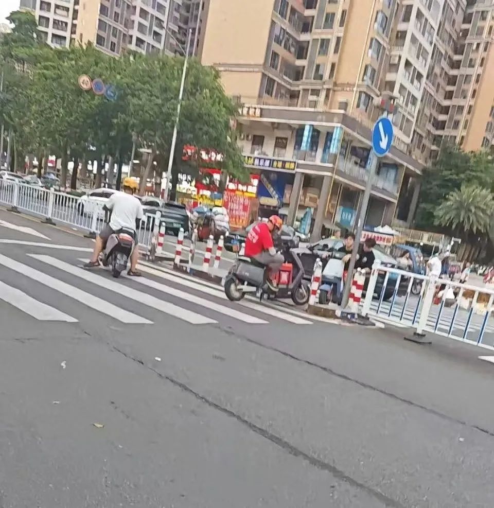 外卖小哥与男子骑电动车马路中间对峙4小时,“两人斗气谁都不想让”,当地交警回应(组图) - 1