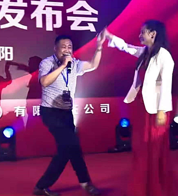 香港艳星宣布复出!儿子嫌她不检点,15岁拍裸照突然结婚,今只能演无名配角?(组图) - 15