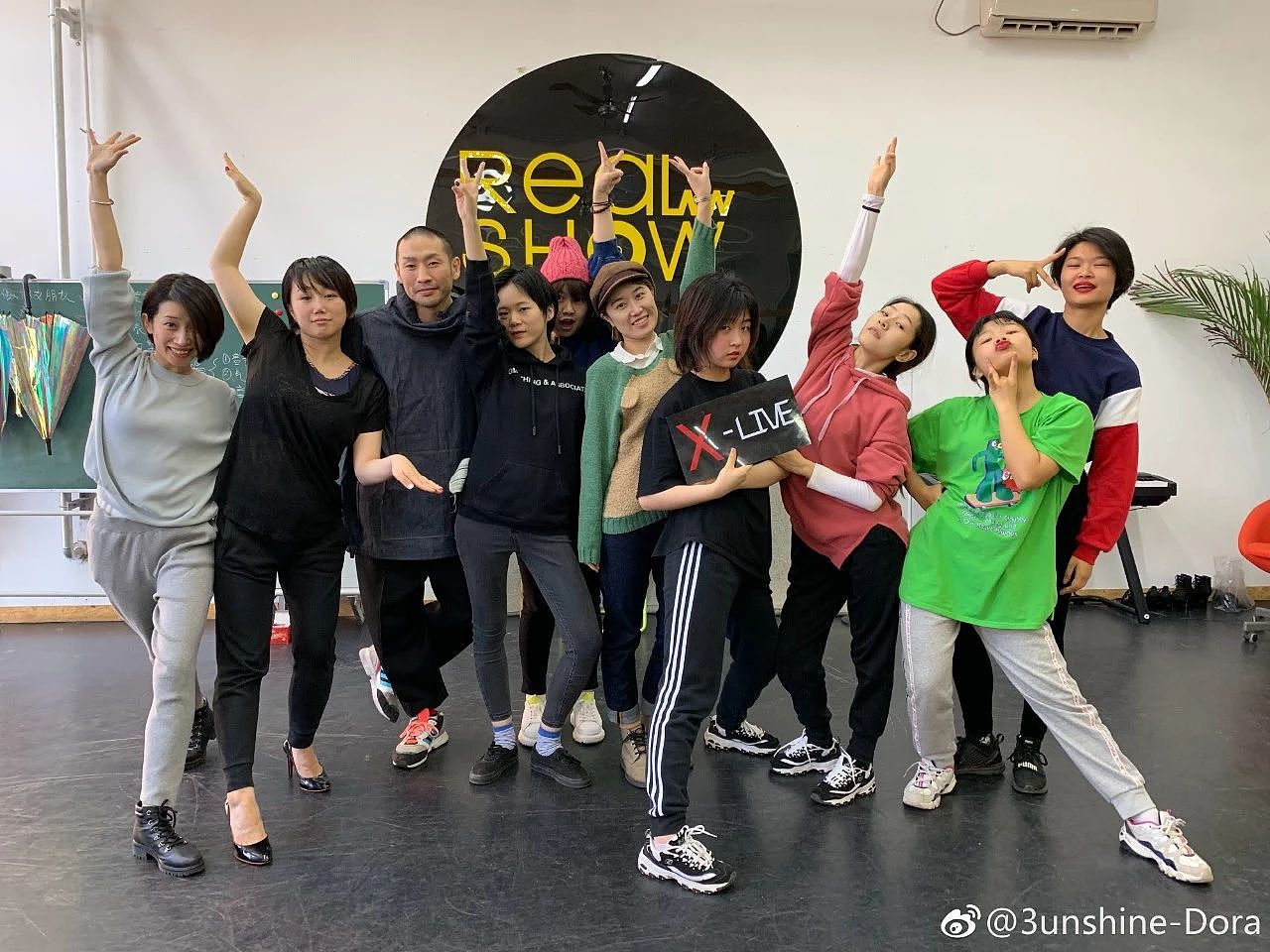 靠“丑”闯入内娱,女孩们熬到了第十年(组图) - 19