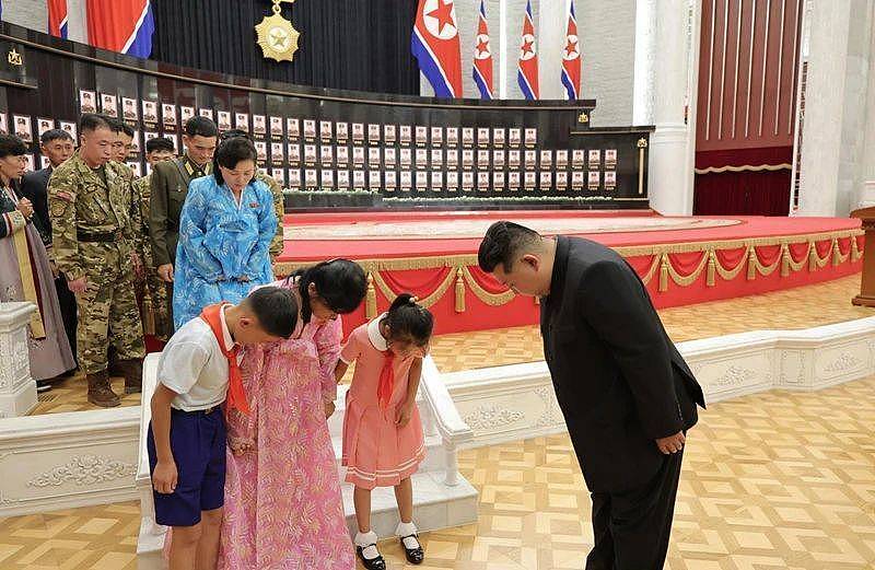 再现教科书上的堵枪眼、炸碉堡、向我开炮：朝鲜公开援俄作战烈士事迹（组图） - 2