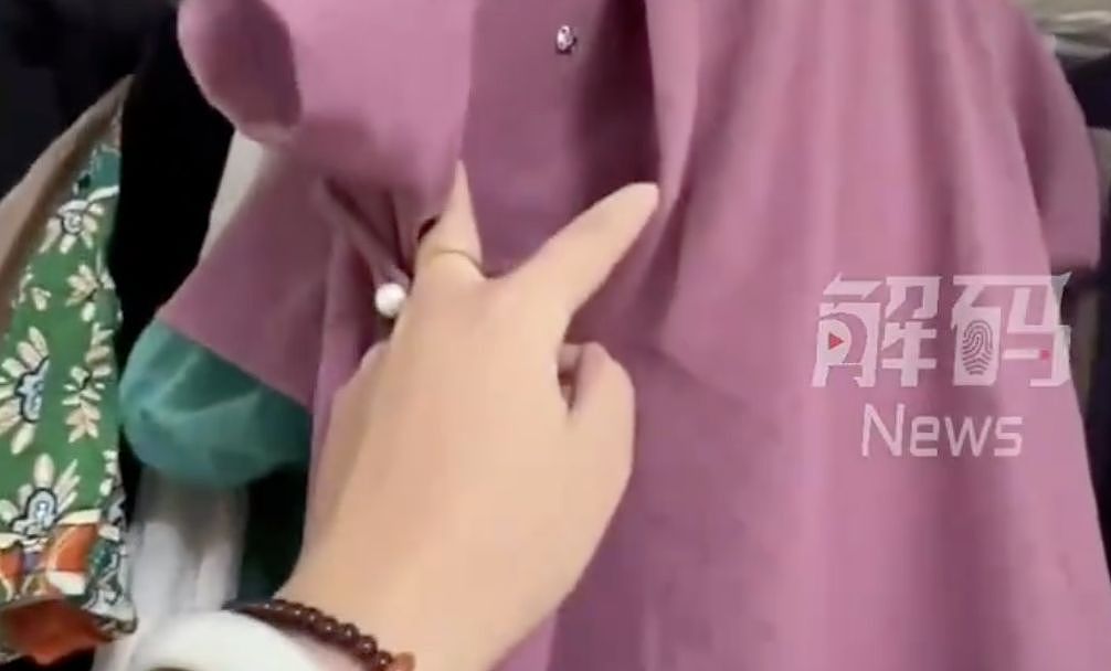 中国女子买旗袍疑买到“寿衣”！“活人单逝者双”回家一查：8颗扣子（组图） - 2