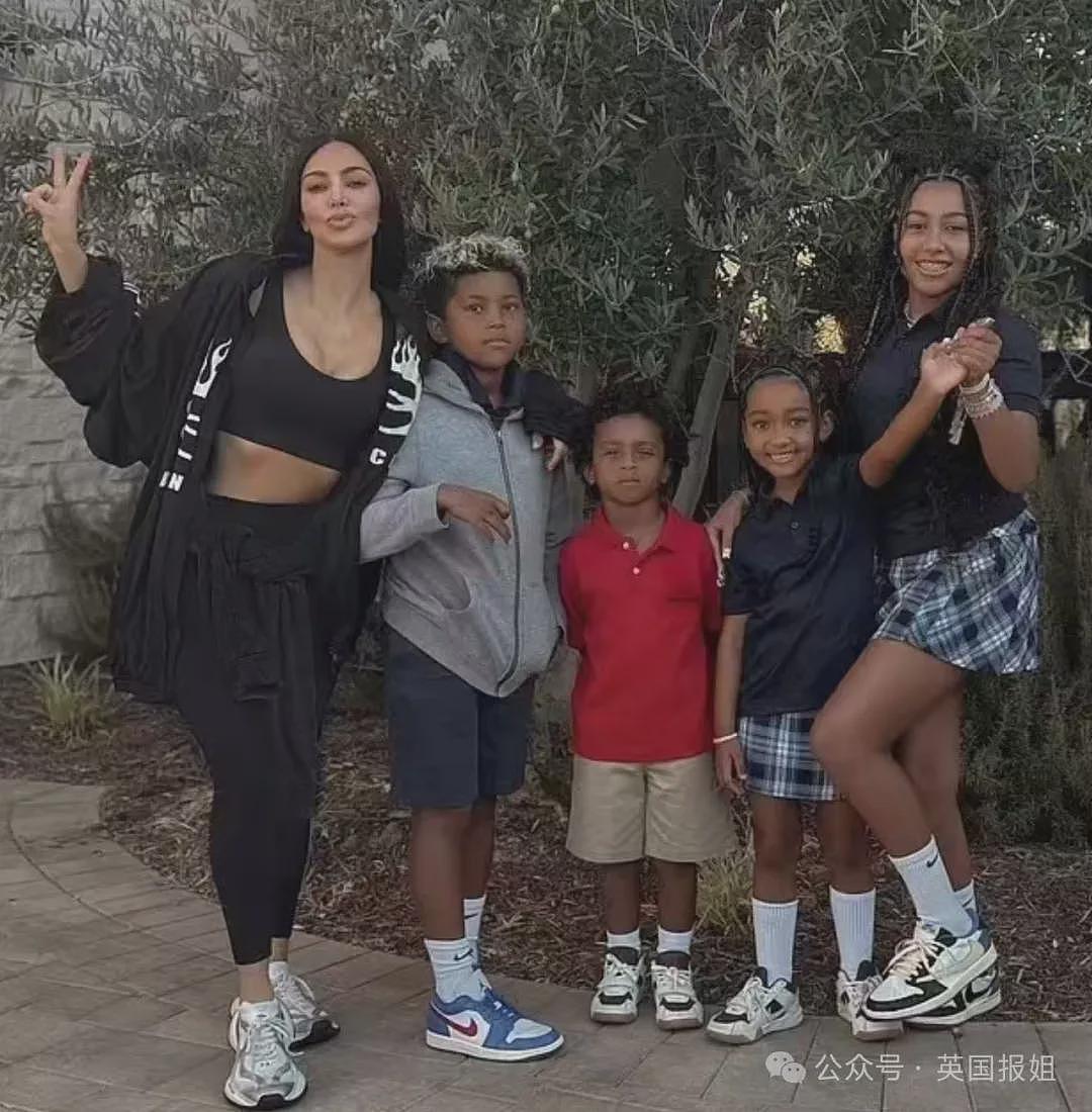 金卡戴珊和侃爷大女儿成熟穿搭震惊外网!网友痛骂打扮过于“卡戴珊化”:求求,她才12岁(组图) - 3