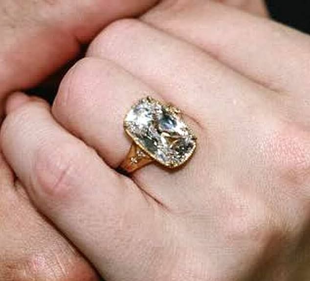 35岁泰勒·斯威夫特官宣订婚，球星男友花园中单膝跪地，钻戒曝光（组图） - 5