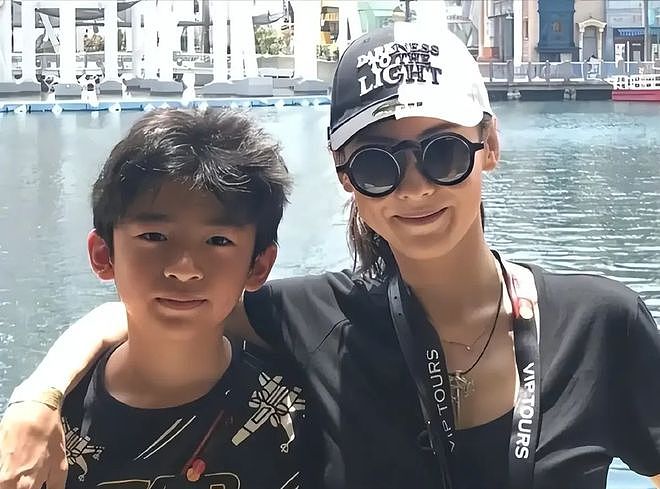 Lucas给谢霆锋拍照，父子俩硬帅看呆路人，和儿子走路与王菲不同（组图） - 15